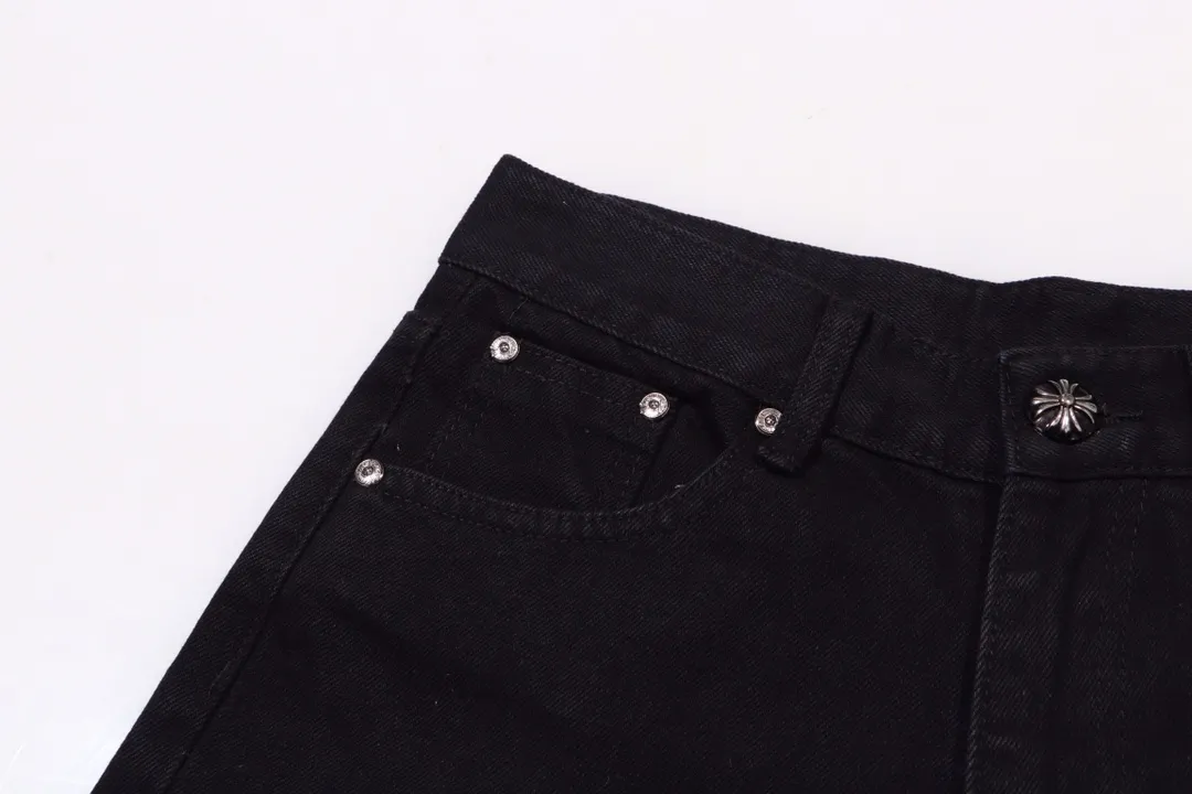 P250 model number: H429 Chrome Hearts CH Chrome Hearts heavy industry damaged ripped high street jeans exude uninhibited personality and unique charm. Every wear and tear is carefully designed to present a unique artistic feel. Made of imported denim fabric, which has undergone heavy industrial washing and destruction treatment, the trousers show a super cool effect on the upper body, allowing you to dominate the fashion stage.  This is more than just a pair of jeans, it is an expression of attitude. With its unique design concept and ultimate pursuit of details, Croxin breaks traditional boundaries and defines the jeans trend in the new era. The trousers are made of double-layer woven fabric and matched with customized hardware, showing an incomparably beautiful and unique style, making every wearer the focus of fashion. Imported denim fabric, super heavy-duty washed and damaged, the upper body is super cool! Customized hardware, incomparably good-looking model. The production process is difficult. It has a high-street feel. Color: blue Size: S M L XL XXL